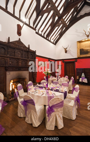 Vista verticale di una grand hall in una casa signorile di cui pronto per un matrimonio la prima colazione. Foto Stock