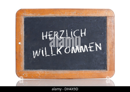 Vecchia lavagna, lettering "Herzlich Willkommen', tedesco per "Benvenuto" Foto Stock