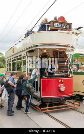 Persone di salire a bordo di un tram storico a Beamish Open-Air Museum, Beamish Village, County Durham, Inghilterra Foto Stock