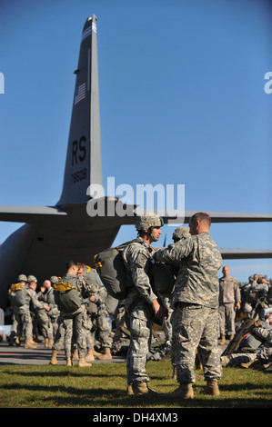 Stati Uniti I soldati dell esercito, assegnato al primo squadrone, 91º reggimento di cavalleria, 173rd della brigata di fanteria combattere Team (airborne), condotta pre-jump ispezioni prima di un addestramento al combattimento salto nel bunker della zona di caduta al settimo esercito multinazionale comune di formazione del comando Gra Foto Stock