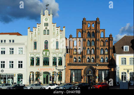 Case storiche con il ristorante "Alter Schwede', 14.c., piazza del mercato, la città anseatica di Wismar, Germania, UNESCO patrimonio mondiale Foto Stock