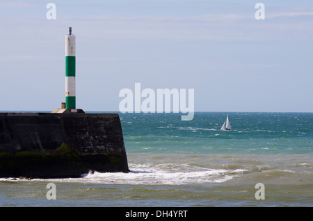 Vela Laser dinghy in condizioni ventose off Aberystwyth, Wales, Regno Unito Foto Stock