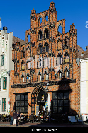 Case storiche con il ristorante "Alter Schwede', 14.c., piazza del mercato, la città anseatica di Wismar, Germania, UNESCO patrimonio mondiale Foto Stock