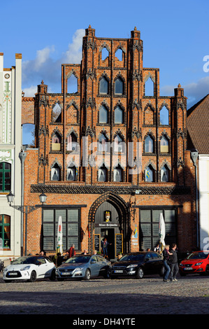 Case storiche con il ristorante "Alter Schwede', 14.c., piazza del mercato, la città anseatica di Wismar, Germania, UNESCO patrimonio mondiale Foto Stock