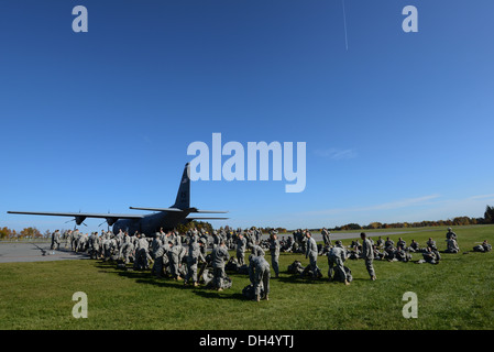 Stati Uniti I soldati dell esercito, assegnato al primo squadrone, 91º reggimento di cavalleria, 173rd della brigata di fanteria combattere Team (airborne), condotta pre-jump ispezioni prima di un addestramento al combattimento salto nel bunker della zona di caduta al settimo esercito multinazionale comune di formazione del comando Gra Foto Stock