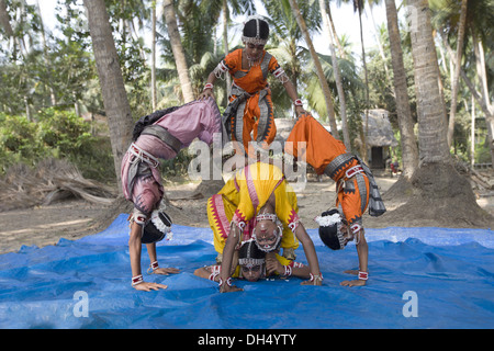 Ragazze tribali di eseguire la danza classica in gurukul Foto Stock