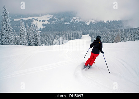 Sciatore femmina su un pendio, Sankt Gertraud, Weinebene, Carinzia, Austria Foto Stock