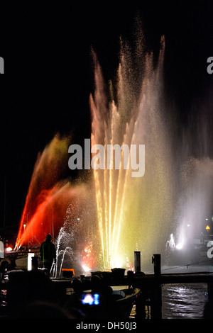 Colorato fontane illuminate al porto Festival di Maasholm, Schleswig-Holstein Foto Stock