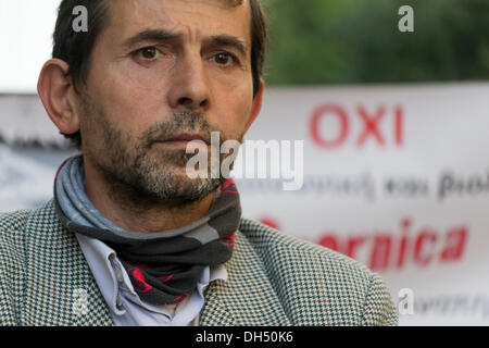 Atene, Grecia. Il 31 ottobre 2013. Persone con disabilità fase una dimostrazione di protesta contro le politiche di austerità. Si sono diretti al ministero delle Finanze per protestare e gridare slogan, come con la tassazione in aumento durante gli ultimi anni di crisi economica, hanno difficoltà a far fronte alle spese sostenute per la loro disabilità. Credito: Nikolas Georgiou / Alamy Live News Foto Stock