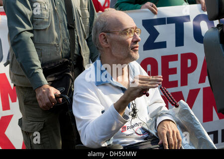 Atene, Grecia. Il 31 ottobre 2013. Persone con disabilità fase una dimostrazione di protesta contro le politiche di austerità. Si sono diretti al ministero delle Finanze per protestare e gridare slogan, come con la tassazione in aumento durante gli ultimi anni di crisi economica, hanno difficoltà a far fronte alle spese sostenute per la loro disabilità. Credito: Nikolas Georgiou / Alamy Live News Foto Stock