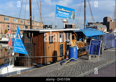 Pescivendolo su barche nel porto antico, città anseatica di Wismar, Mecklenburg-Hither Pomerania Occidentale, Germania, Foto Stock