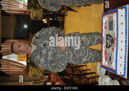 Il comando Sgt. Il Mag. Mark L. Brinton, il 210th incendi brigata arruolati senior advisor, parla della storia della seconda divisione di fanteria durante il 2ID 96celebrazione di compleanno al Thunder Inn dining facility su Camp Casey, Corea del Sud ott. 25, 2013. Il Foto Stock