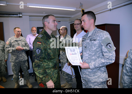 Cinque soldati sono stati presentati con il tedesco Forze Armate distintivo per competenza militare da parte dei principali Markus Hafner, un soldato con il Foto Stock