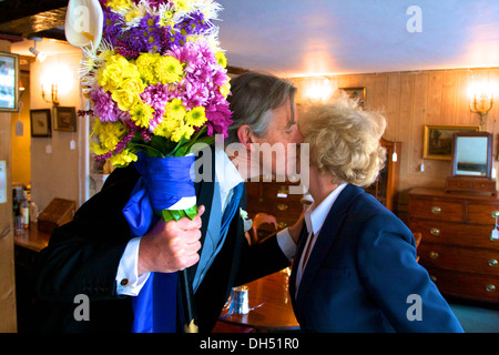 Tutti uomo dando il bacio tradizionale, tutti il giorno tradizionale Hocktide annuale Festival, Hungerford, Berkshire, Inghilterra Foto Stock