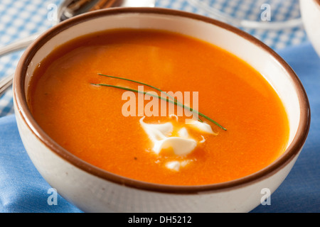 In casa arancione zuppa di carota con panna acida Foto Stock