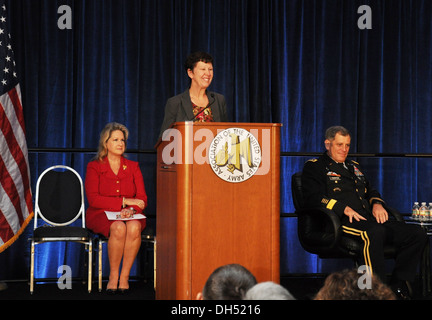 La Sig.ra Linda Talley fornisce l'introduzione per suo marito, Lt. Gen. Jeffrey Talley, Capo di esercito di riserva e comandante generale, US Army comando Reserve, durante l'associazione dell'esercito degli Stati Uniti Family Forum oggi a Washington, DC. L'evento mi Foto Stock