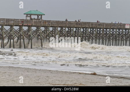 La stoltezza Beach, Carolina del Sud, Stati Uniti d'America: Uragano Sandy colpisce un molo del 26 ottobre 2012 sulla follia Beach, Carolina del Sud, STATI UNITI D'AMERICA Foto Stock