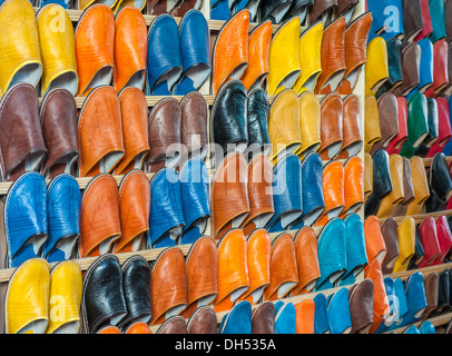 Babouches marocchino nel mercato Foto Stock