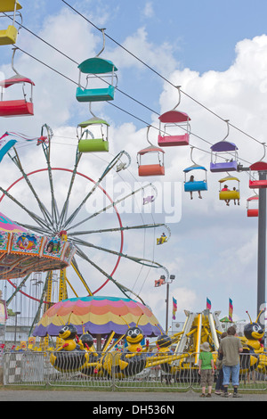 Le persone godono colorate ed emozionanti giostre in North Carolina Mountain State Fair on September 13, 2013 in Fletcher, NC Foto Stock