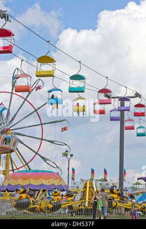 Le persone godono colorate giostre presso la North Carolina State Fair a settembre, 13, 2013 in Fletcher, Carolina del Nord Foto Stock