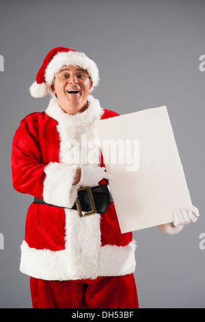 Santa Claus presentando una lista vuota Foto Stock