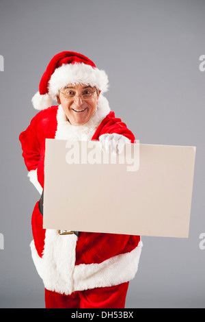 Santa Claus presentando una lista vuota Foto Stock