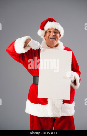 Santa Claus presentando una lista vuota Foto Stock