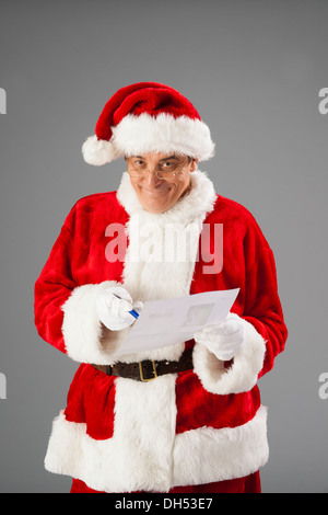 Santa Claus tenendo un elenco Foto Stock