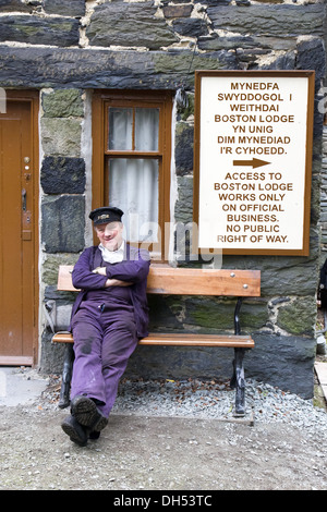 Un driver del motore sul Blaenau Ffestiniog Railway, Galles Foto Stock