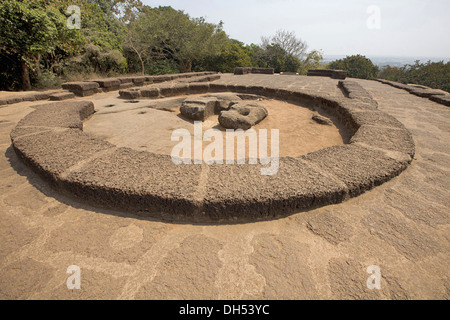 Struttura di Asidal Chaitya. Un Chaitya può essere esistito qui. Grotte di Udaygiri, Orissa, India. hill offre una splendida vista sulla collina di Khandagiri Foto Stock