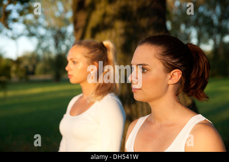 Due giovani donne di relax all'aperto Foto Stock