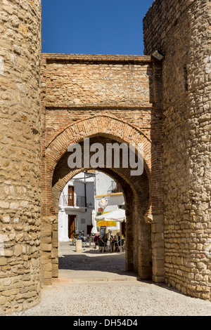 OUTDOOR CAFE entro la Puerta de Almocabar GATEWAY MURA RONDA Andalusia Spagna Foto Stock