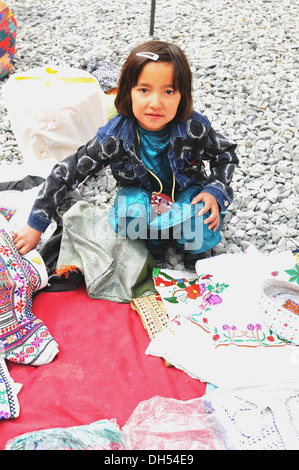 Afghanistan Bazaar nuovo composto di Kabul, le donne e i bambini Bazaar artigianato gioielli tappeti souvenir afgane ISAF la sicurezza internazionale Foto Stock