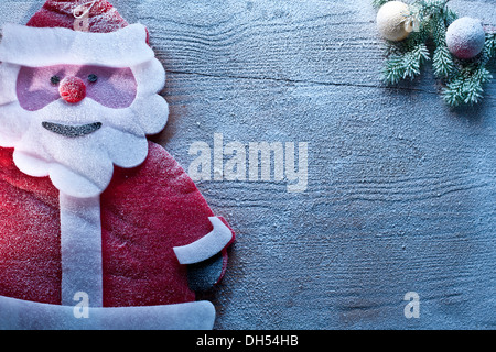 Decorazione di Natale con Babbo Natale e baubles su sfondo di legno. Foto Stock