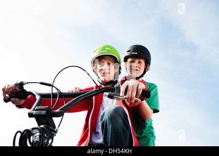 Due fantastici ragazzi su una BMX bike Foto Stock
