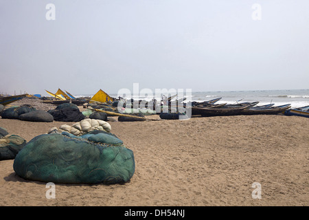 Le reti da pesca e barche sulla spiaggia in Orissa, India Foto Stock