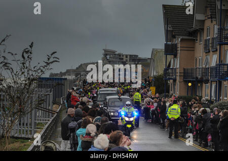 Newhaven, Sussex, Regno Unito. 31 ott 2013. La polizia motociclista conduce Royal veicoli lontano da Newhaven mercato del pesce attraverso la folla rivestita street sotto la pioggia. Credito: David Burr/Alamy Live News Foto Stock