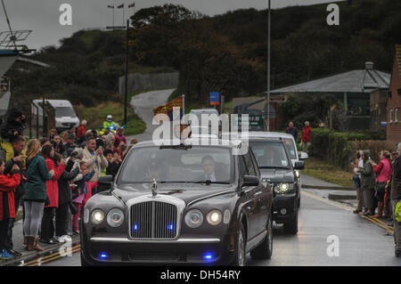 Newhaven, Sussex, Regno Unito. 31 ott 2013. Royal car lascia il campo da gioco en route al mercato del pesce in passato il tifo folla sotto la pioggia battente che non ha scoraggiato gli animi. Credito: David Burr/Alamy Live News Foto Stock