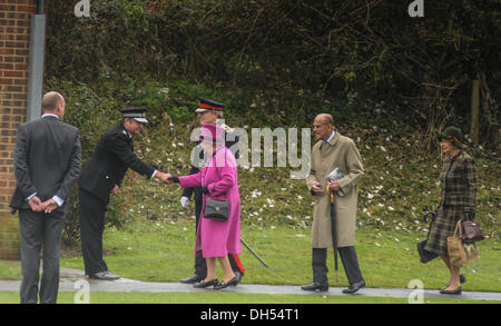 Newhaven, Sussex, Regno Unito. 31 ott 2013. Sua maestà è salutato all'arrivo a Newhaven. Credito: David Burr/Alamy Live News Foto Stock