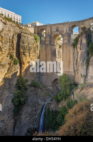 PUENTE NUEVO ponte sopra il EL TAJO GORGE E CASCATA RONDA Andalusia Spagna Foto Stock