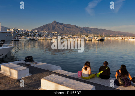 PUERTO BANUS COSTA DEL SOL il porto e le barche di sera Foto Stock