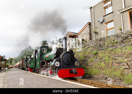 Penrhyn stazione a Blaenau Ffestiniog ferrovie a vapore con una locomotiva a vapore e treni passeggeri Foto Stock