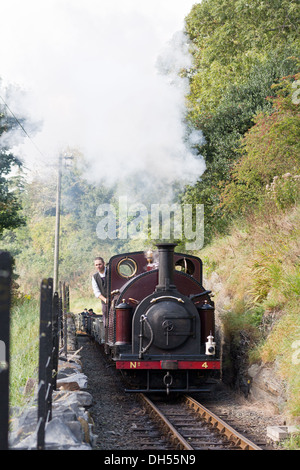 Penrhyn stazione a Blaenau Ffestiniog ferrovie a vapore con una locomotiva a vapore e treni passeggeri Foto Stock