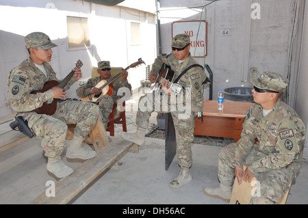 Banda di isola fratelli -- musicisti dissimulata come soldati provenienti da società di Echo, 1° Battaglione, 294th reggimento di fanteria, esercito di Guam Foto Stock