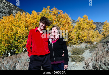 Giovane godendo i colori autunnali a Lundy Canyon nella Sierra orientale nel nord della California Foto Stock