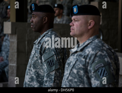 Il comando Sgt. Il Mag. Jefferson Moser (destra), nativo di Dearborn, Mich e l'uscita senior leader arruolato per il 2 ° brigata corazzate contro la squadra, terza divisione di fanteria e il comando Sgt. Il Mag. Varner Stanley (sinistra), il senior in arrivo arruolato leade Foto Stock