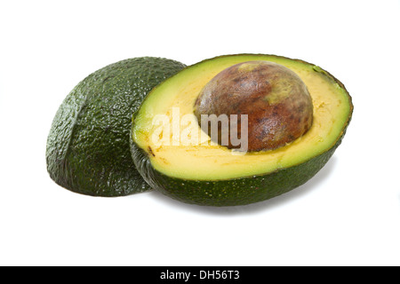 Dimezzato avocado isolati su sfondo bianco Foto Stock