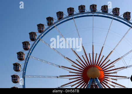 Ruota panoramica o ruota panoramica Big Ferris nel più grande festival della birra del mondo a Monaco, in Germania. 2007 Foto Stock