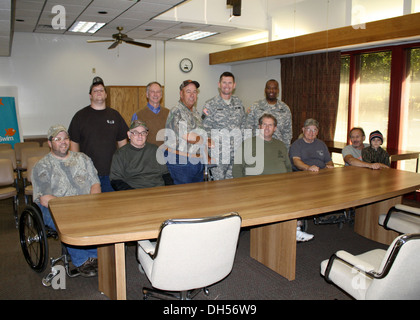 Nella foto a sinistra a destra: PVA membri Tommy e suo figlio Max; Ollie Lankford; Keith Crowe, Russell Project Manager; Kurt Vetro, Assistente direttore sportivo per Southeastern PVA capitolo; Brig. Gen. Donald E. Jackson, Sud Atlantico comandante della divisione; il comando S Foto Stock