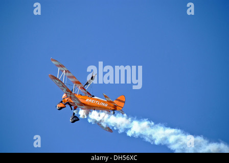 Breitling wing walkers acrobazia Team Display con cielo blu chiaro al pistone e puntelli mostrano sywell Aerodrome Northamptonshire Foto Stock